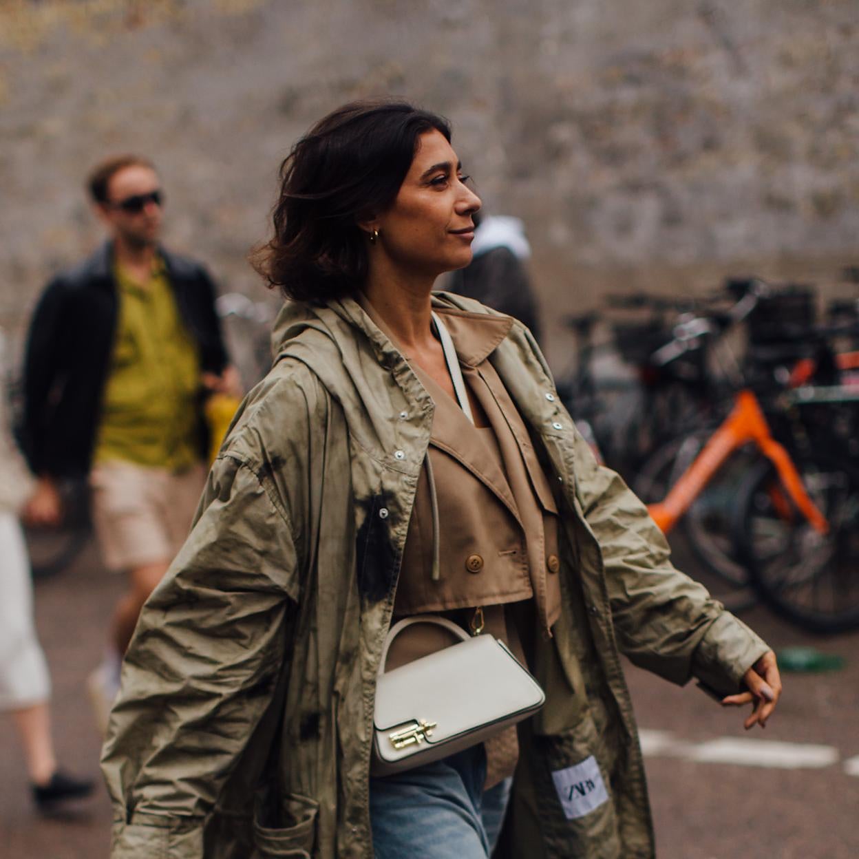 Una mujer en el street style con corte bob.