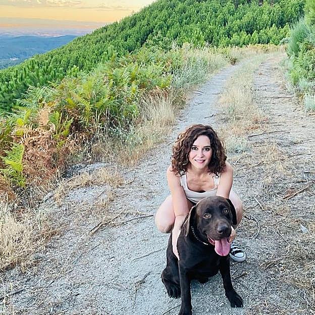 Isabel Díaz Ayuso, con su inseparable Bolbo. 