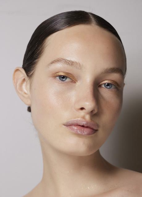 Imagen - Maquillaje con acabado glow y sombra con brillo. Foto: Launchmetrics Spotlight.