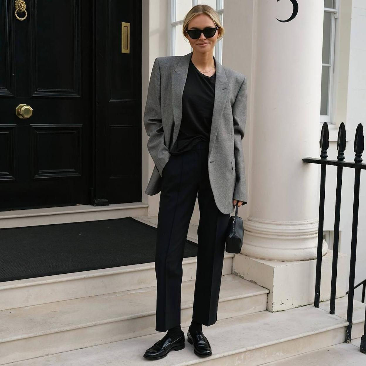 La influencer lleva un look de oficina con mocasines