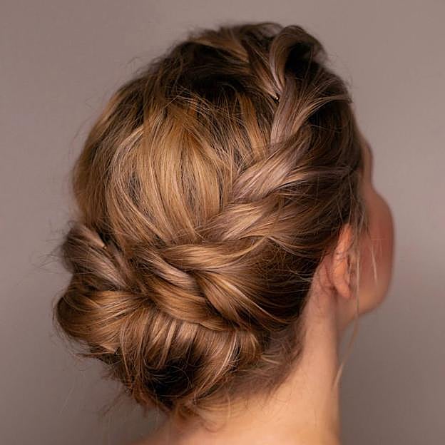 Corona de trenzas como recogido para bodas con pelo corto