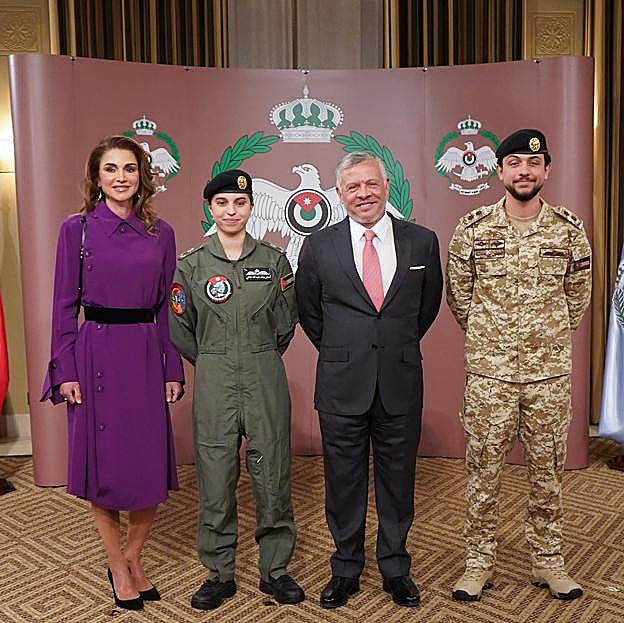 Salma de Jordania junto a sus padres, los reyes Abdalá II y Rania de Jordania.