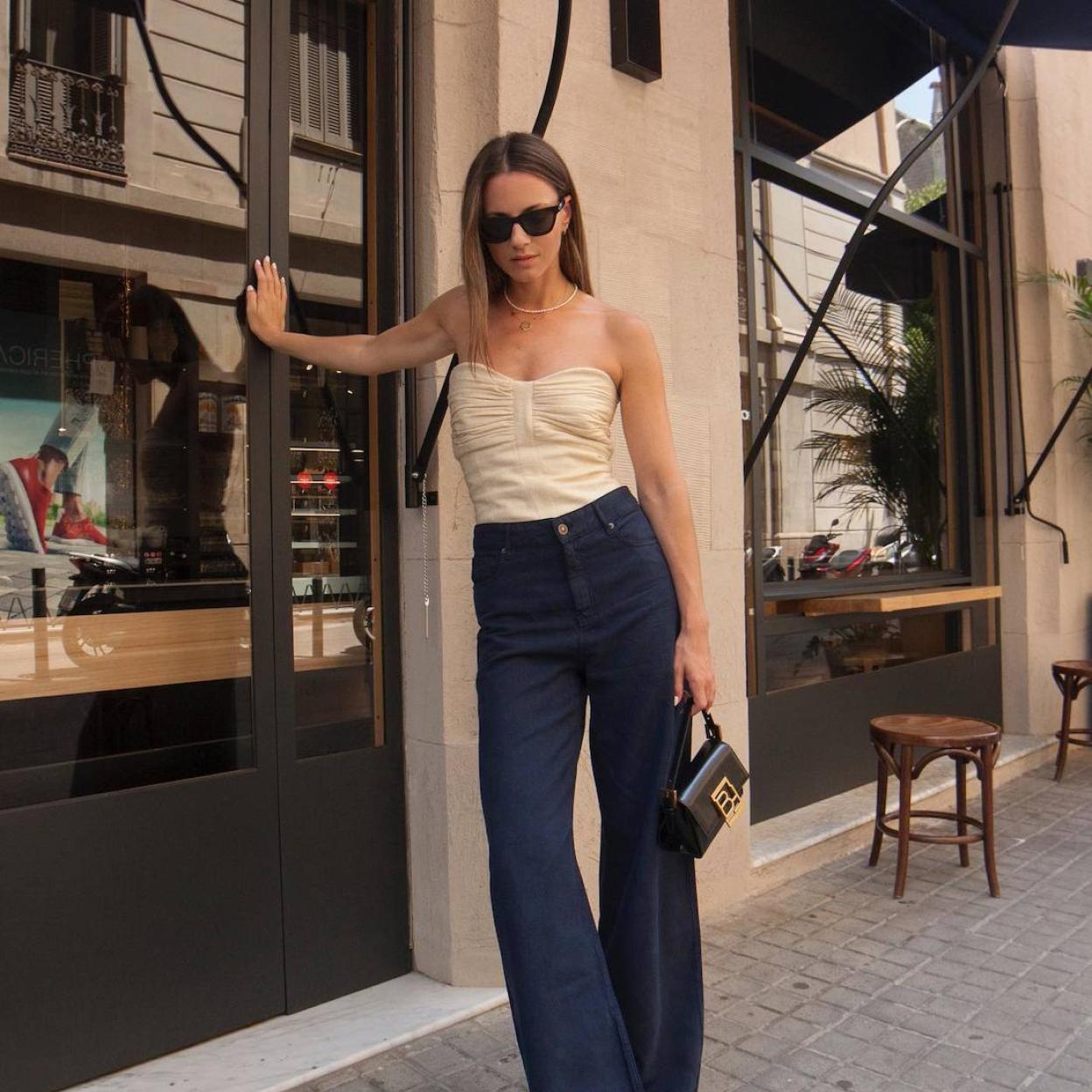 La influencer lleva un look con top elegante y vaqueros
