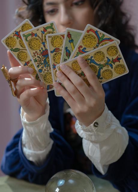 Imagen - Mujer con cartas del Tarot/PEXELS