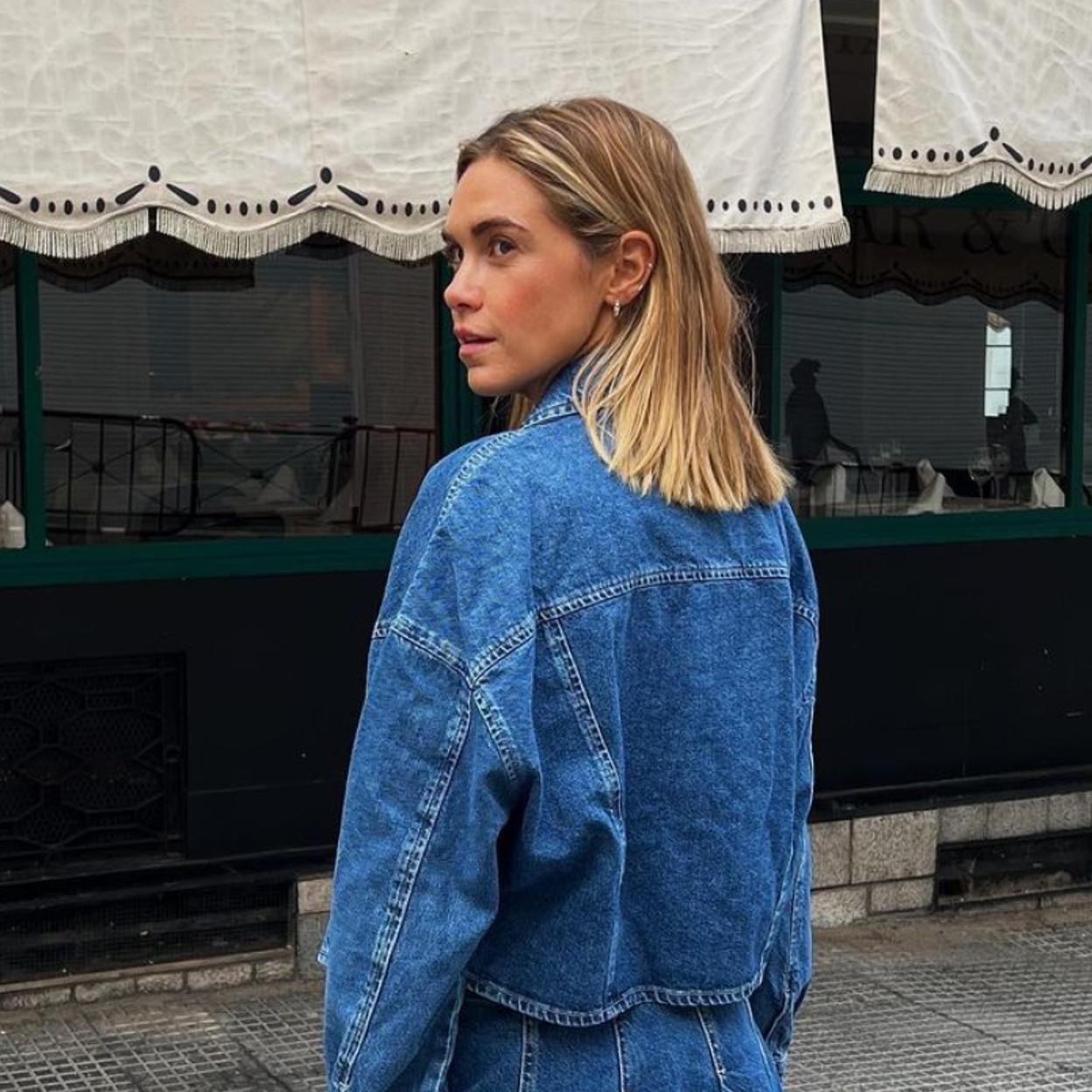 Una mujer con piezas en denim.