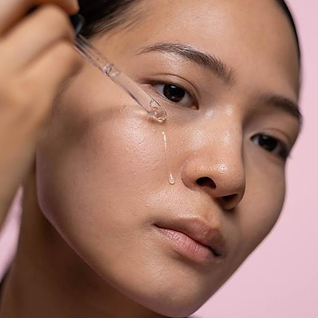 Mujer aplicando sérum facial