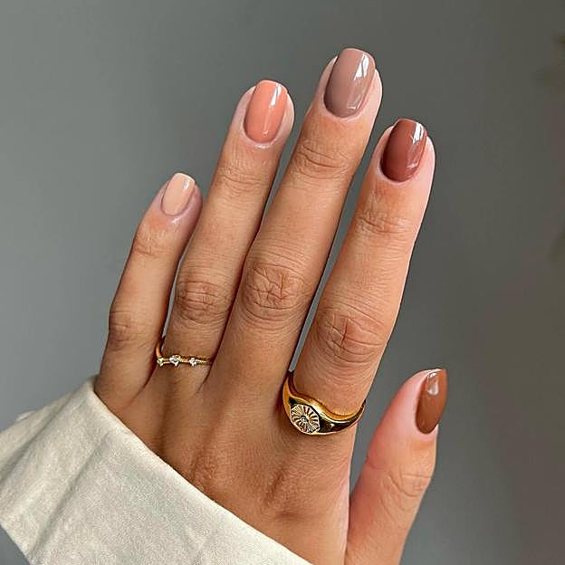 Uñas en tonos marrones