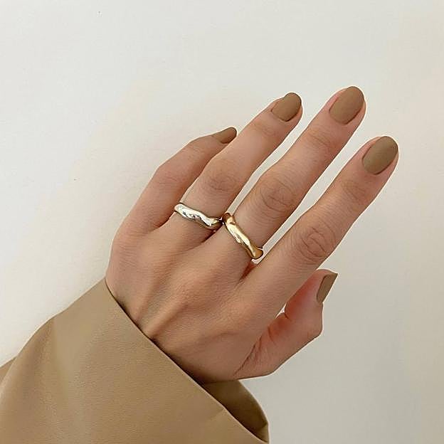 Uñas en tonos marrones neutros