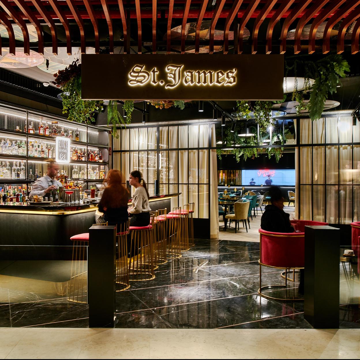 Exterior del restaurante St. James, una de los mejores en Madrid para disfrutar de una buena paella o arroz.