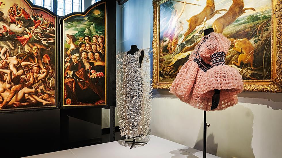 Estableciendo un diálogo único a través del tiempo y las artes, el Museo de la Moda Flamenca refleja cómo susdiseñadores de vanguardia son producto de la tradición.
