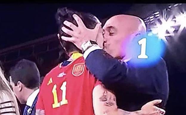 El polémico beso forzado de Luis Rubiales a Jenni Hermoso, captado por las cámras de televisión y retransmitido a todo el mundo.