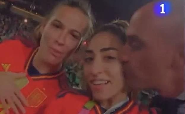 El momento en el que Luis Rubiales besa, sin permiso, a Olga Carmona ante las cámaras de televisión. 