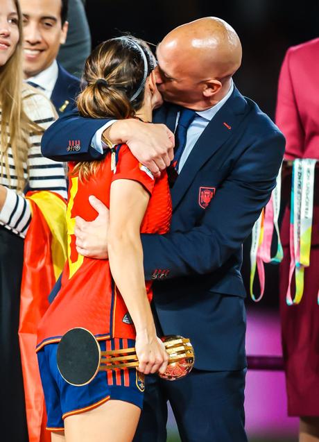 Imagen - Rubiales abraza y besa a Aitana Bonmatí. (FOTO: GETTY IMAGES)