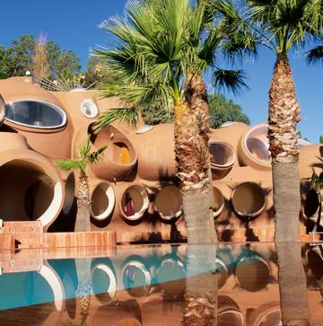 Imagen secundaria 1 - Deaville, el Palais Bulles y un retrato de Pierre Cardin.