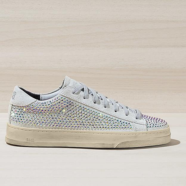 Zapatilla deportiva con cristales brillantes de P448 (299 euros).