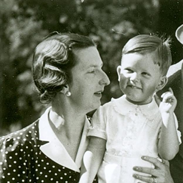 Simenón de Bulgaria junto a su madre, la reina Juana. 