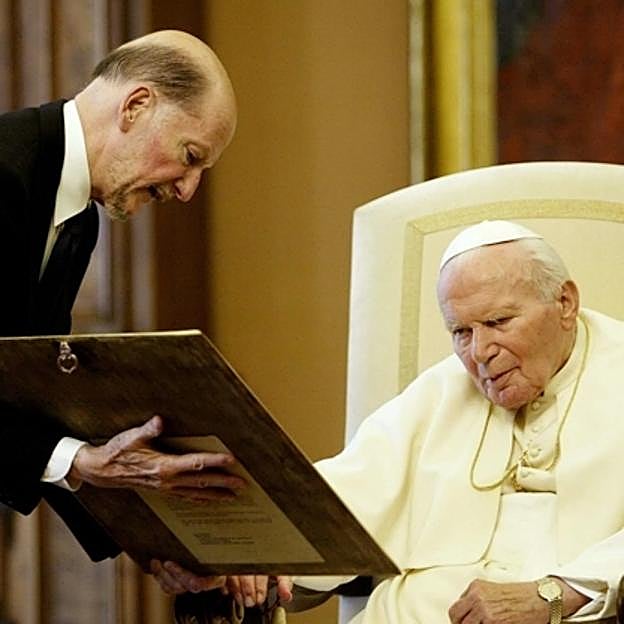 A lo largo de su intensa vida, Simeón de Bulgaria ha tenido la oportunidad de encontrase con algunas personalidades que han marcado la historia, como el papa Juan Pablo II. 