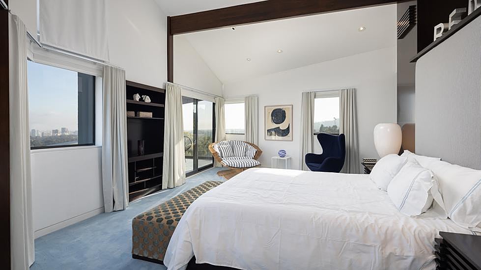 En el dormitorio principal hay una silla Egg de Arne Jacobsen, en terciopelo azul marino.