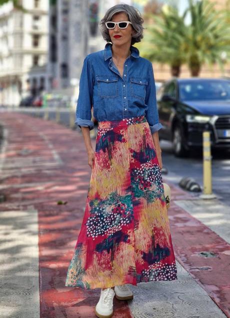 Imagen - Influencer con camisa vaquera y falda larga