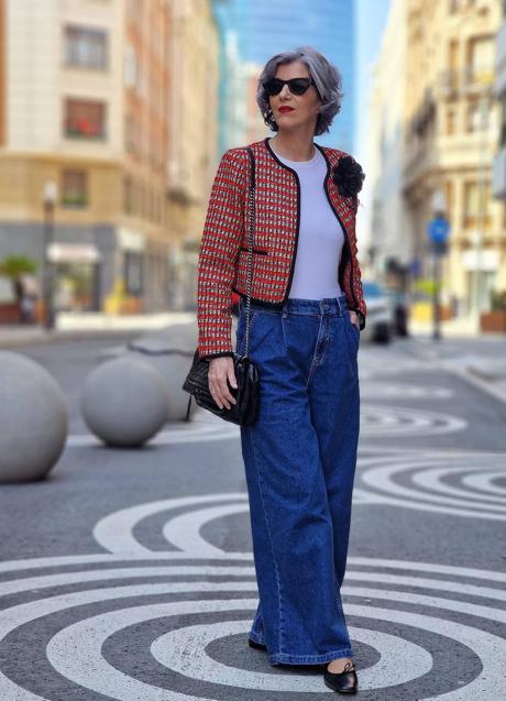 Imagen - Influencer con look tendencia para otoño con vaqueros wide leg