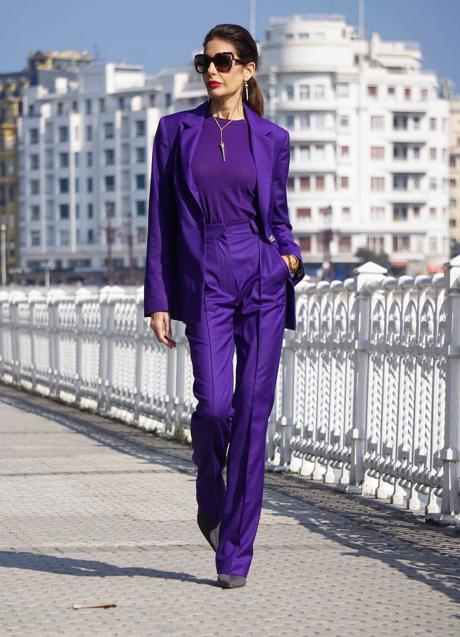 Imagen - Influencer con traje morado