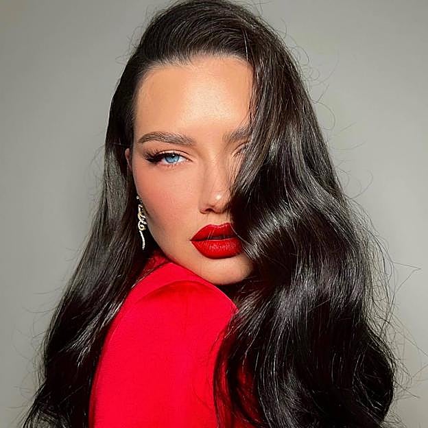 Adriana Lima con tono de pelo moreno chocolate oscuro