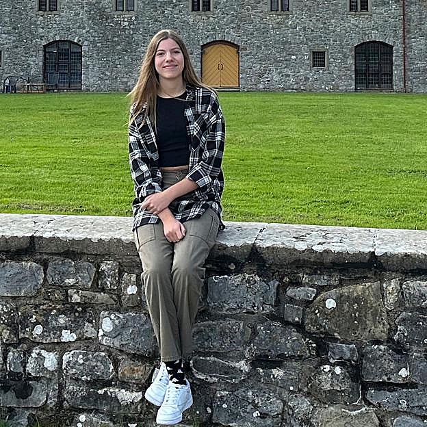 La infanta Sofía sentada en las instalaciones de su nuevo colegio.