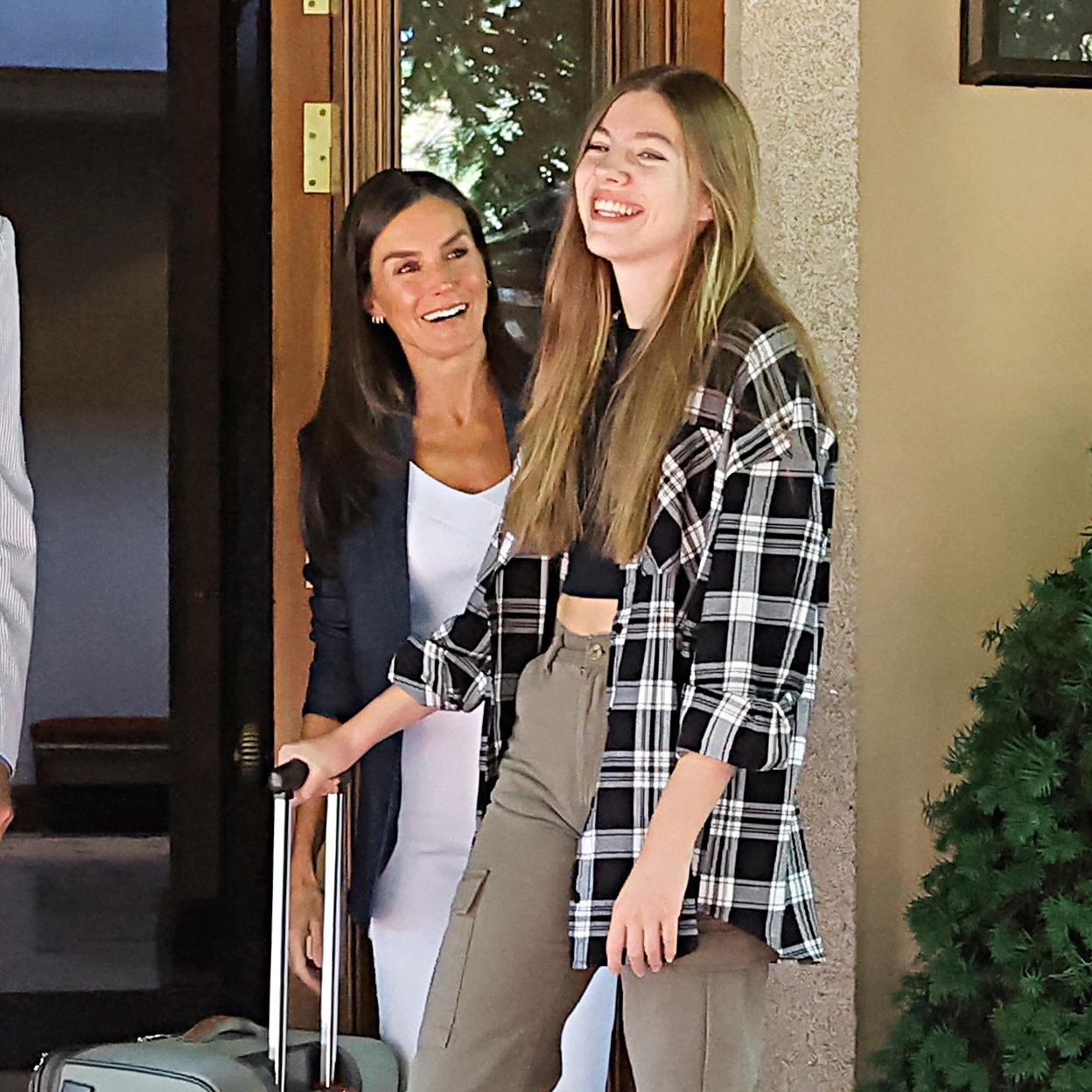 La infanta Sofía, maleta en mano, se despide de la reina Letizia.