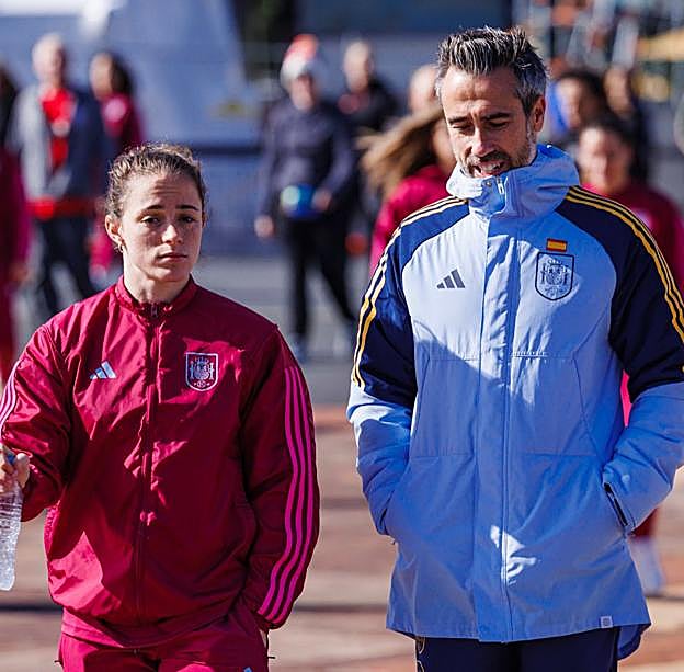 La futbolista Ona Batlle y el seleccionador Jorge Vilda. 