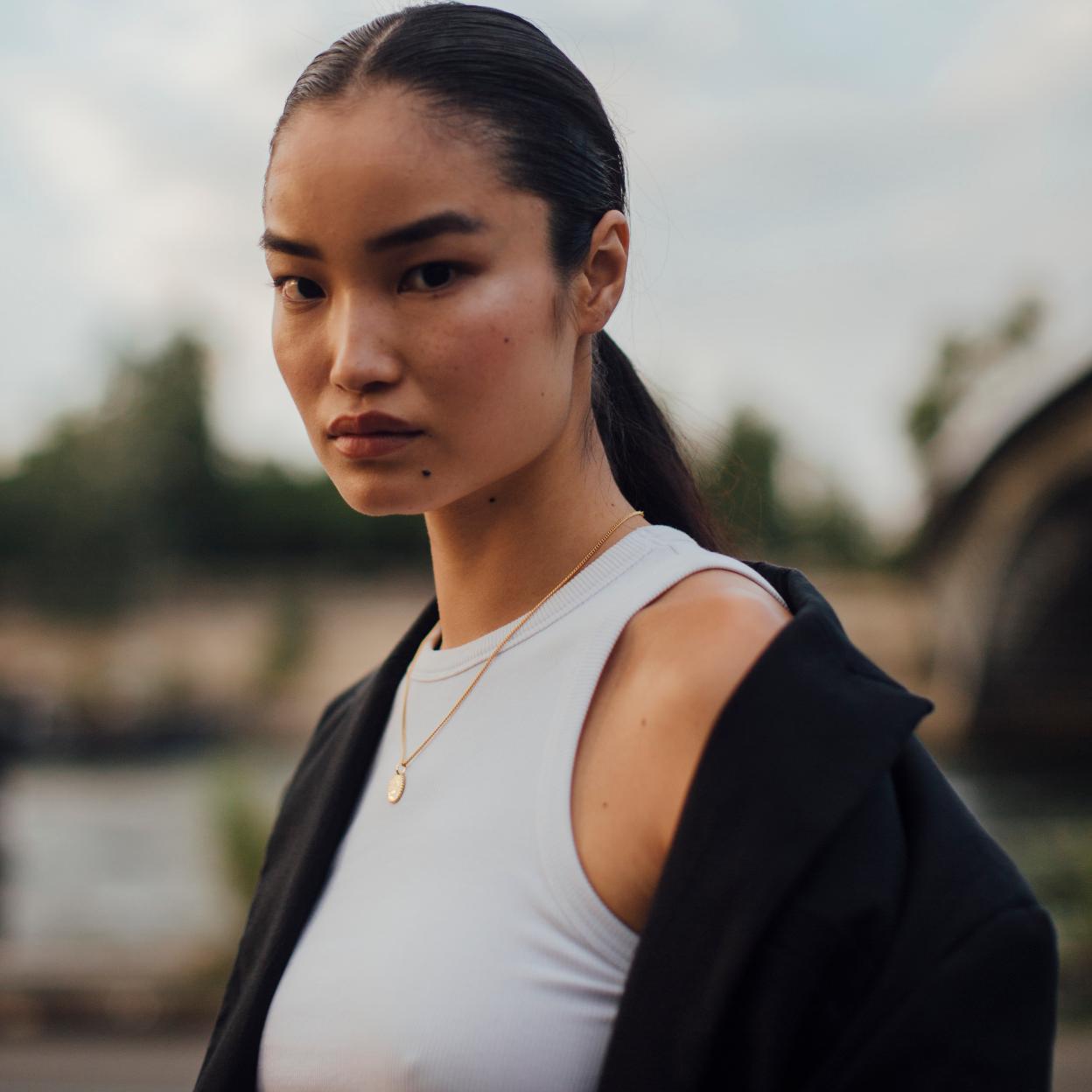 Una mujer con un maquillaje natural.