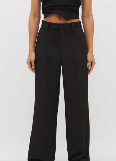 Imagen - Pantalón de vestir en negro de Stradivarius. Foto: Stradivarius.