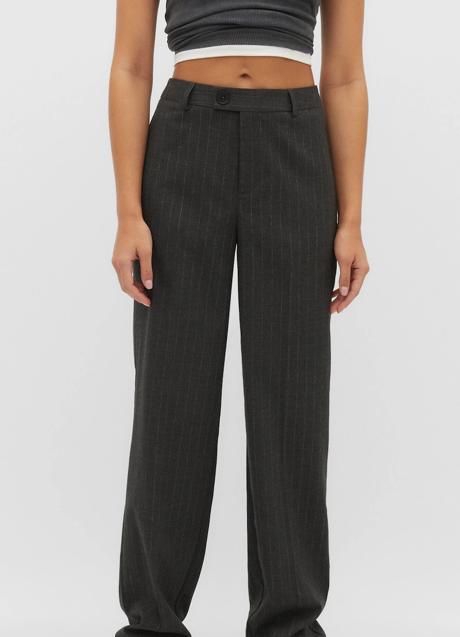 Imagen - Pantalón de vestir con rayas diplomáticas de Stradivarius. Foto: Stradivarius.