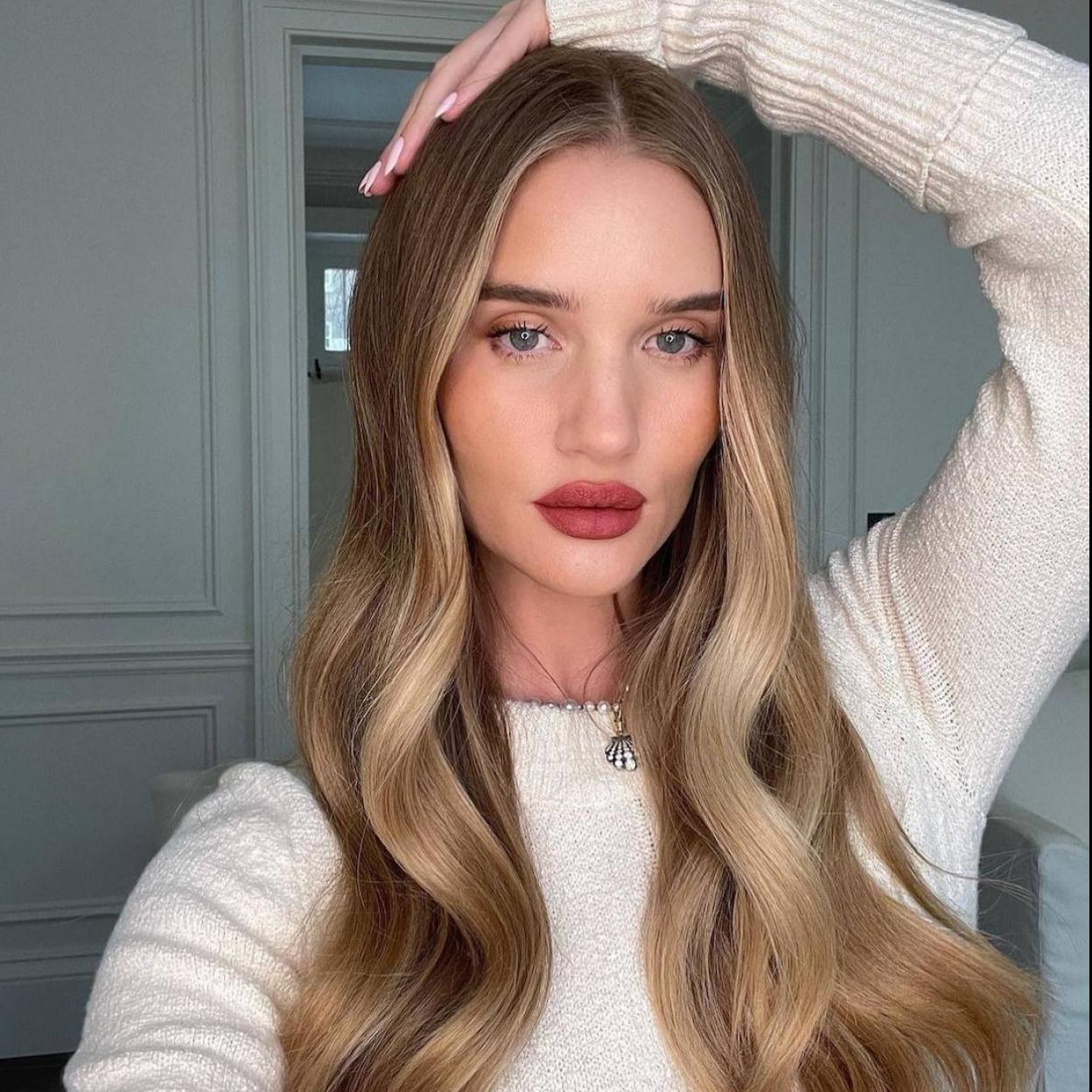 Rosie Huntington-Whiteley con pelo hidratado, brillante y suave