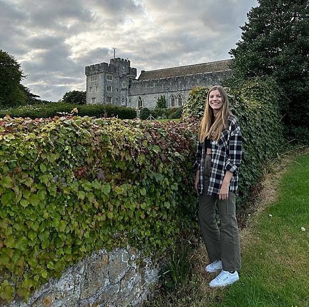 Imagen - La infanta Sofía posa delante del colegio. / LIMITED PITURES