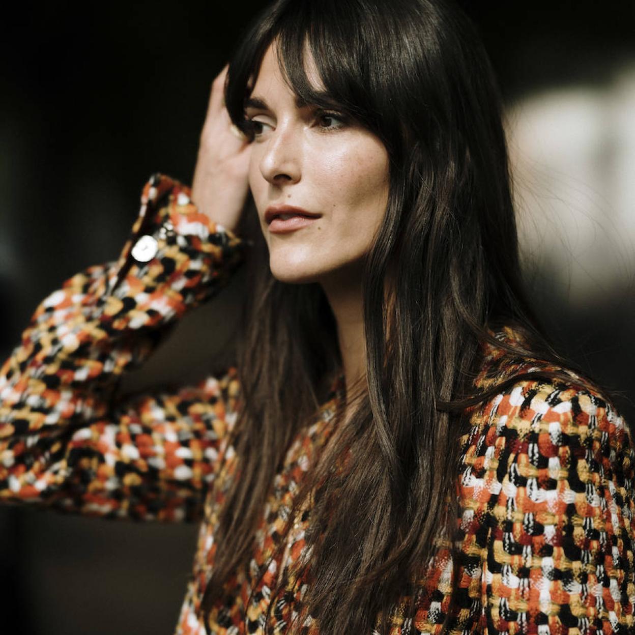 Influencer con corte de pelo tendencia para otoño