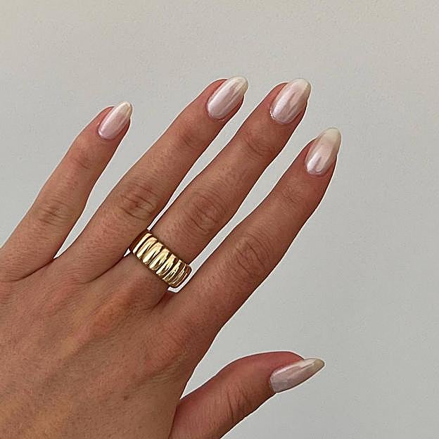 Uñas perladas clásicas