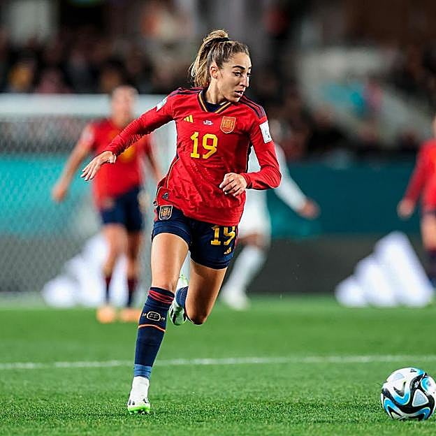 Olga Carmona, integrante de la Selección Española de Fútbol Femenino, jugando al fútbol. 