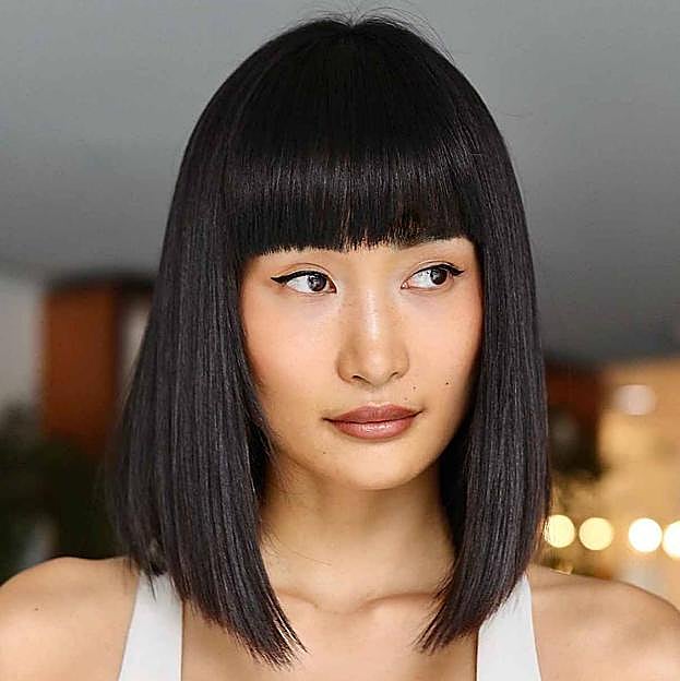 Modelo con bubble bob con flequillo en tendencia