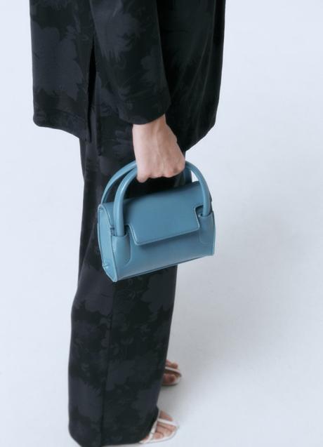 Imagen - Bolso azul de Sfera (25,99 euros)