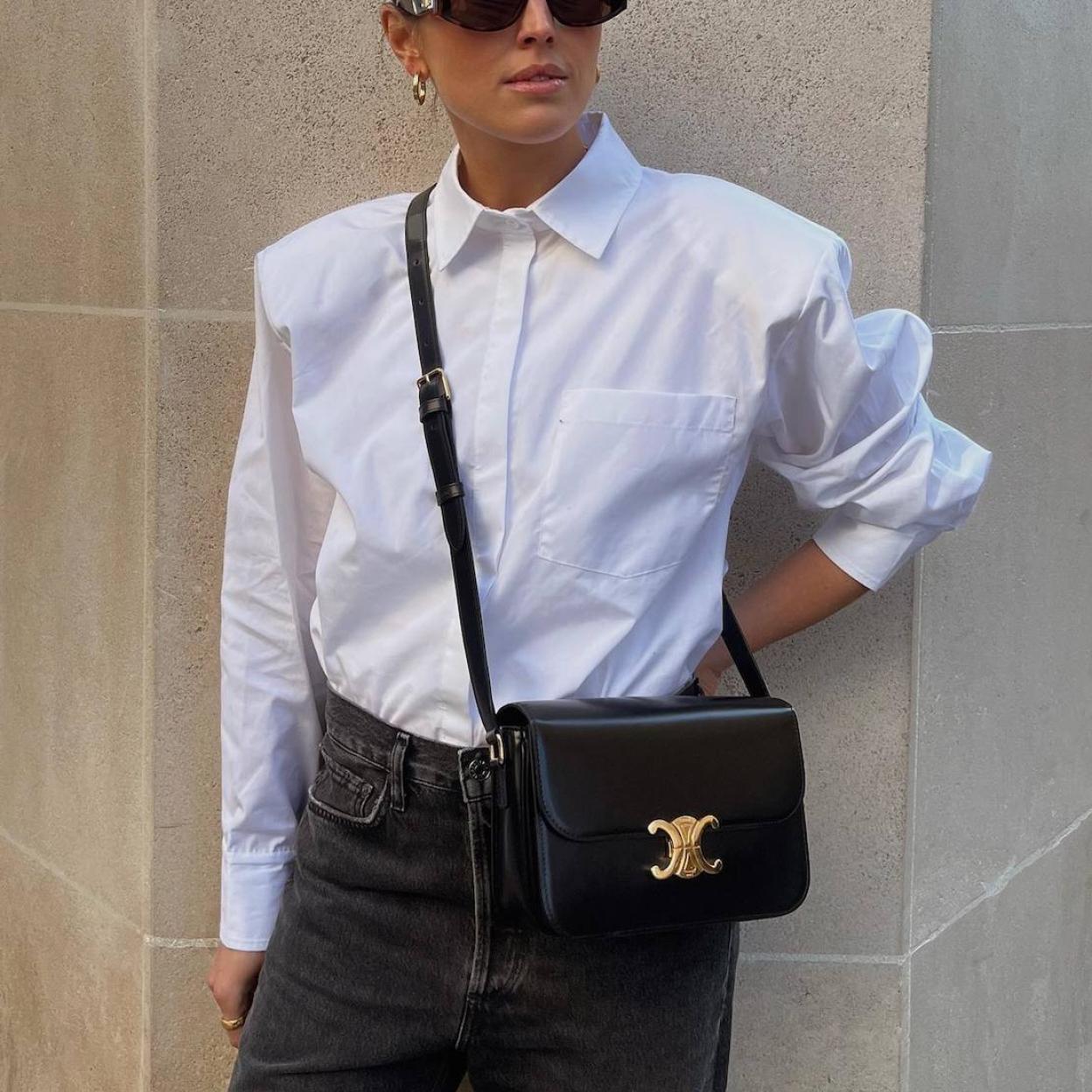 La influencer lleva un bolso bandolera