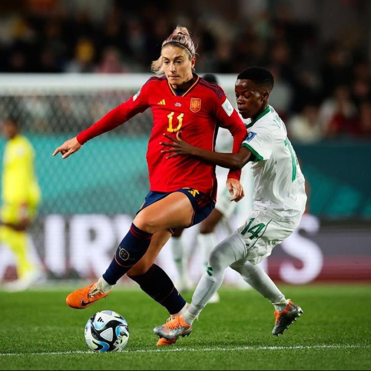 Alexia Putellas, integrante de la Selección Española de Fútbol Femenino, jugando al fútbol. 