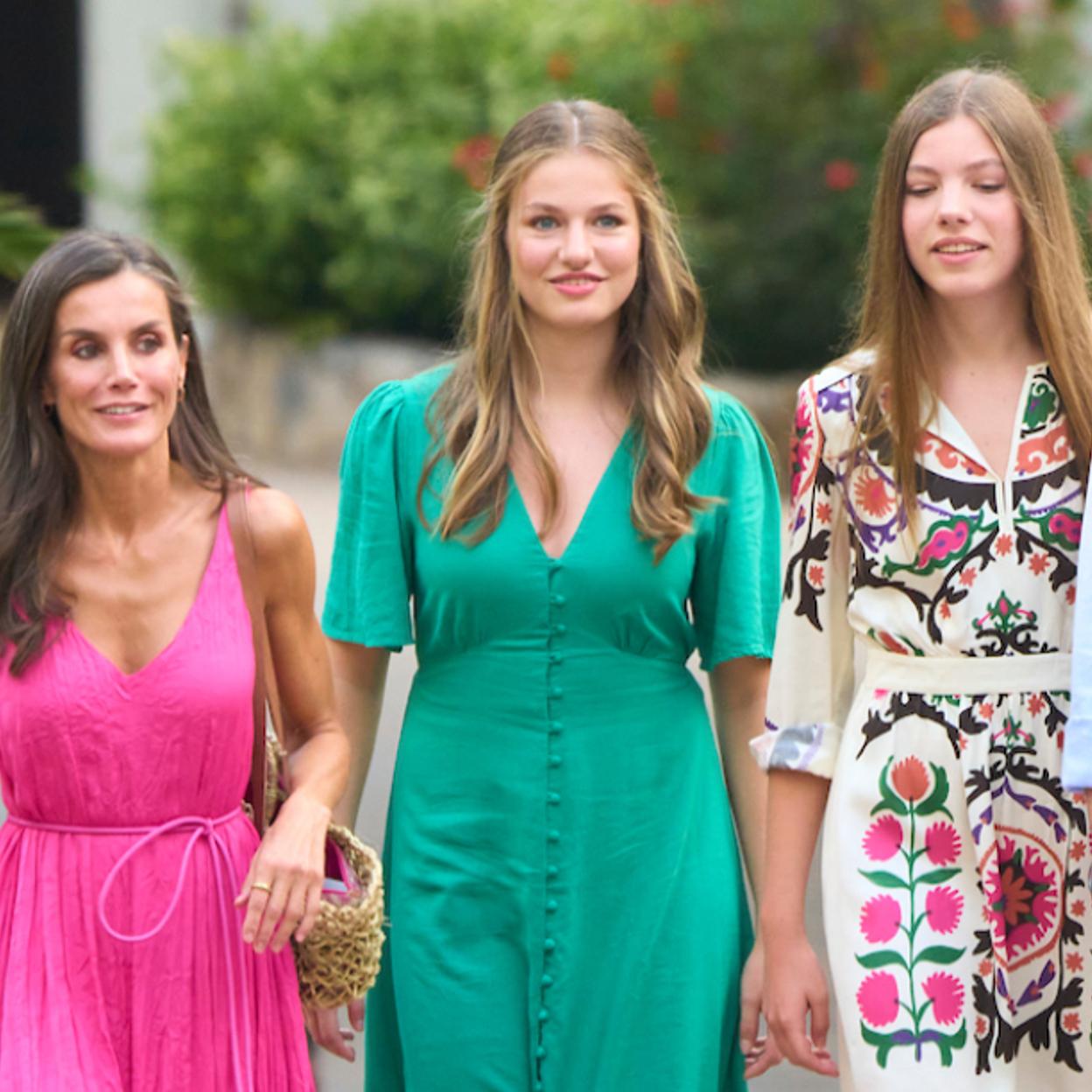 La reina Letizia con sus hijas, Leonor y Sofía, en Palma