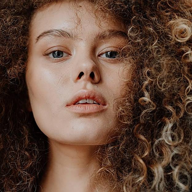 Modelo con tipo de pelo rizado