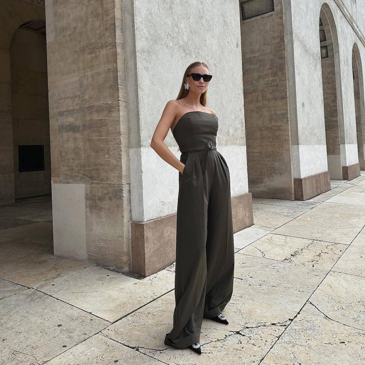 La influencer lleva un mono casual tendencia