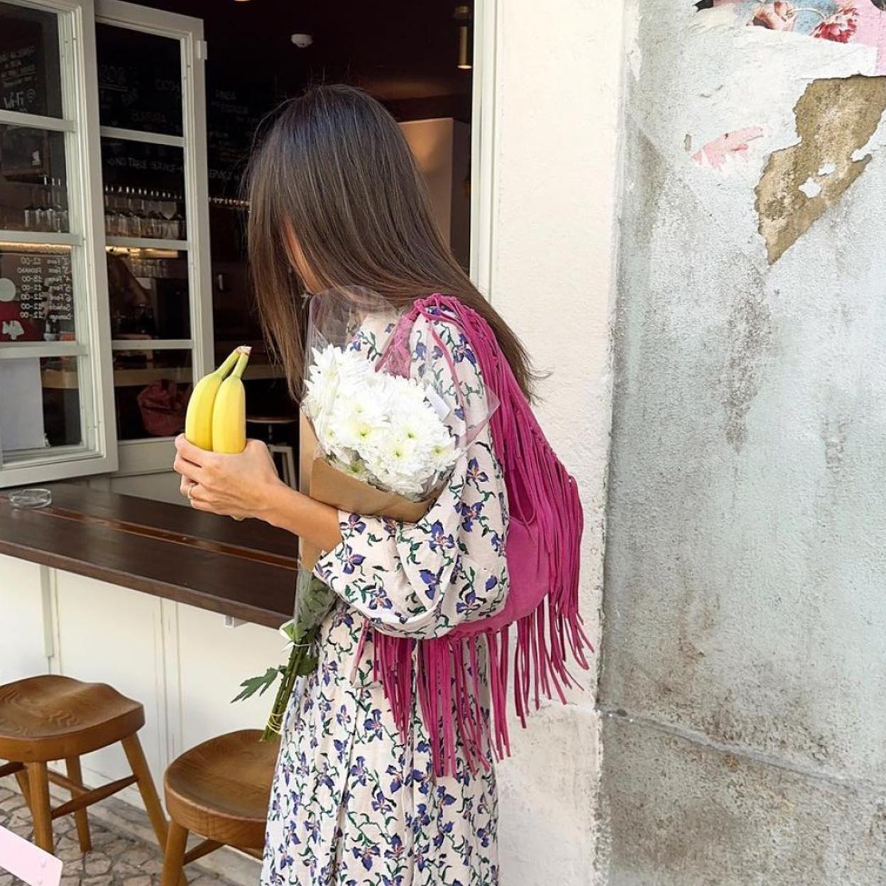 Una mujer con bolso de flecos de Parfois.