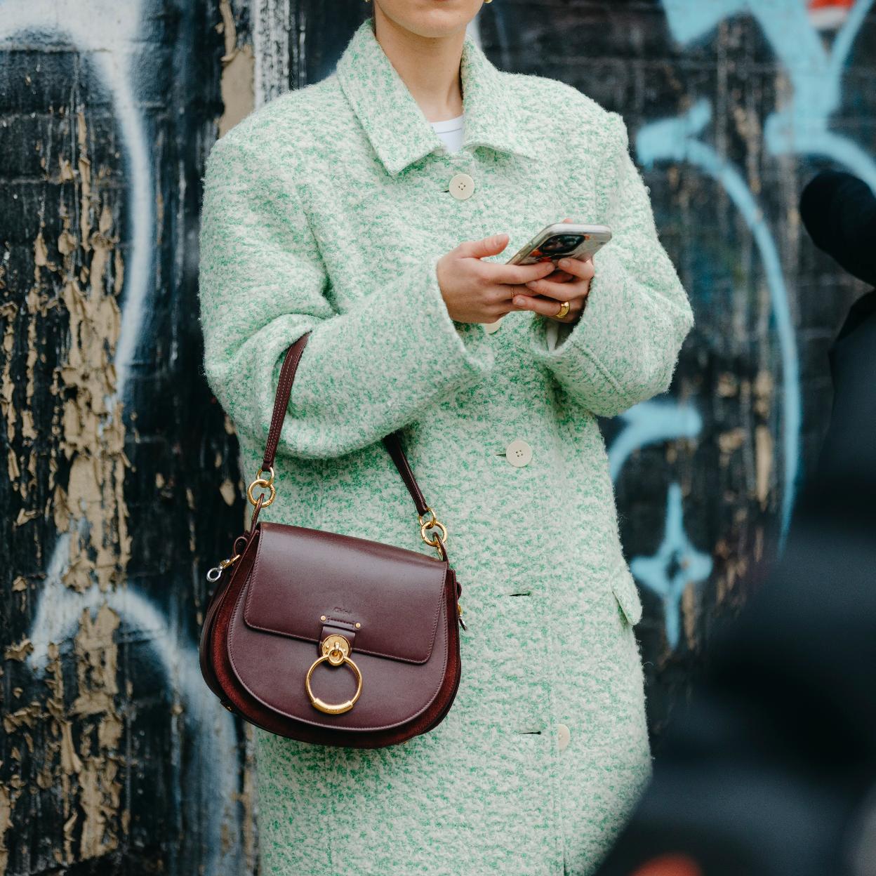Un look con un bolso especial.