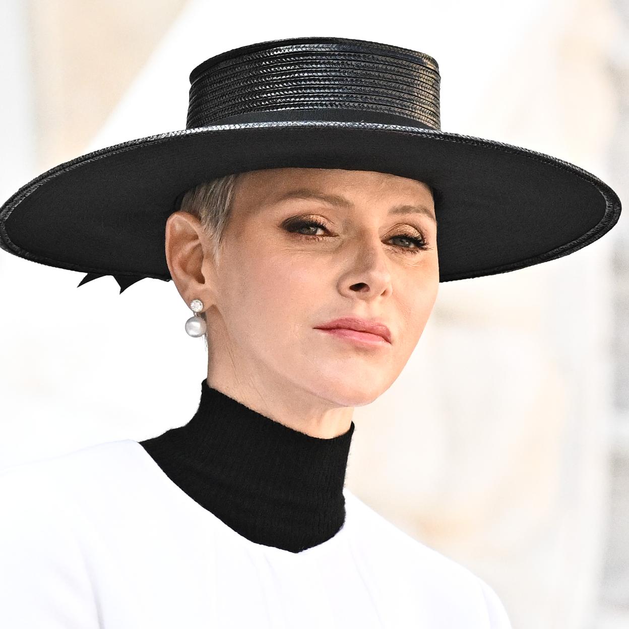 Charlène de Mónaco con sombrero negro