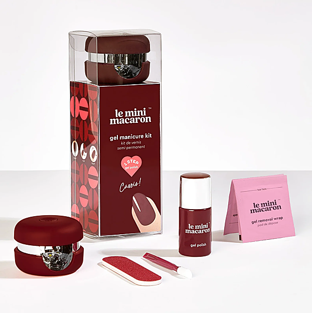 Imagen principal - Los esmaltes granates para copiar la manicura de Alice.