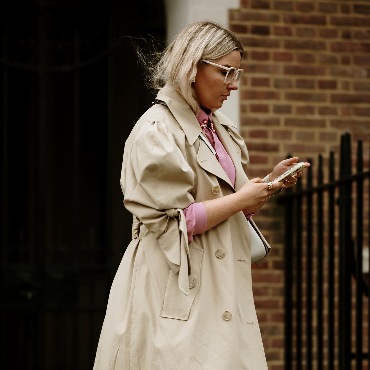 Una mujer con gabardina.