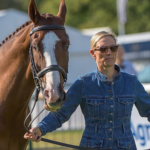 Zara Tindall sorprende con la chaqueta vaquera más original y reiventa unos pantalones básicos